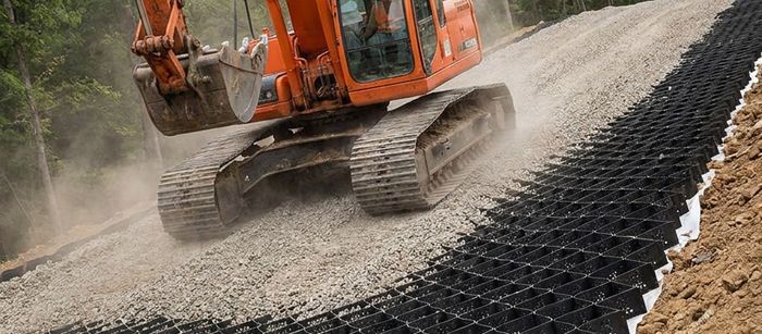 Maquinaria circulando sobre la superficie ya rellena y compactada