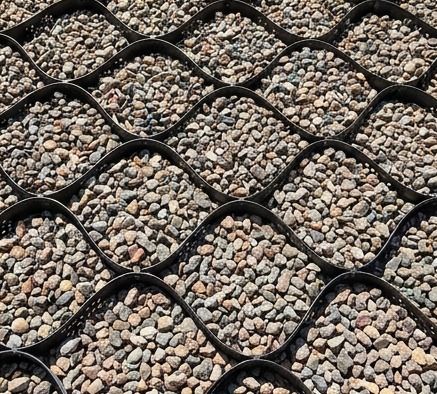 Primer plano de celdas rellenas con gravilla compactada