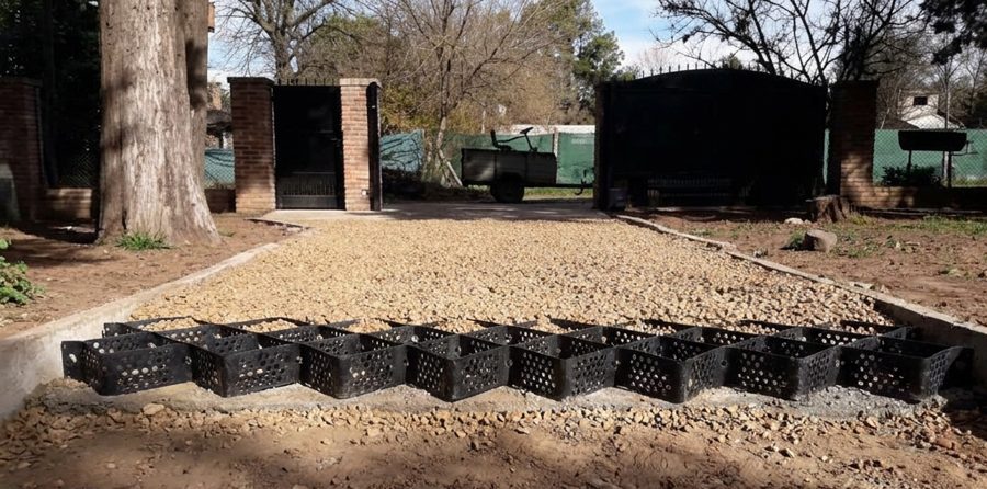 Borde de una instalación recién hecha, con la gravilla apilada al costado